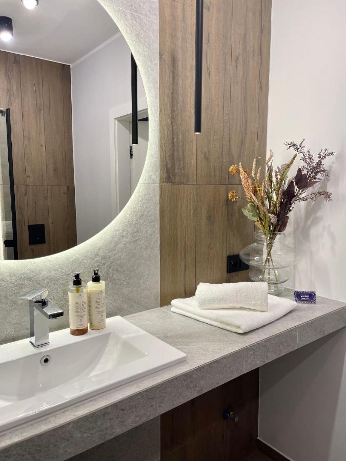 Apartcentrum-charlotte -parking-air Conditioning Apartment *
