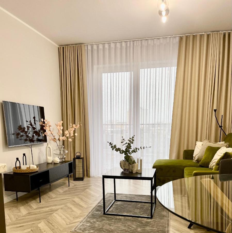 Apartcentrum-charlotte -parking-air Conditioning Apartment *